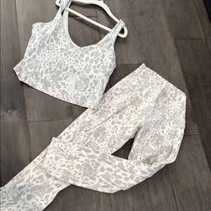 Lulumon Stylish Gray Leopard Print Activewear Set